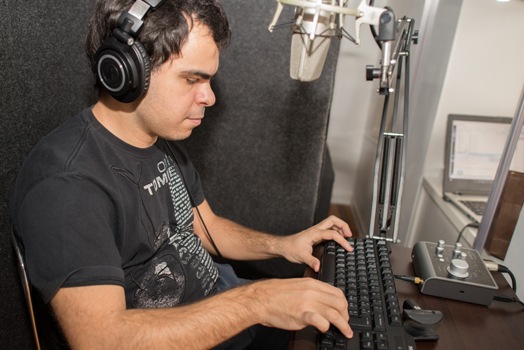 Foto di Mario Loreti nel suo studio di registrazione audio professionale.